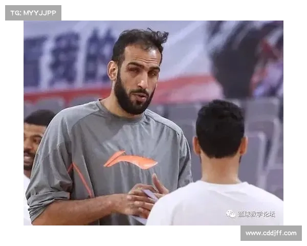 哈达迪坚守赛场多年初心不改用执着诠释篮球人生不退役的真情故事